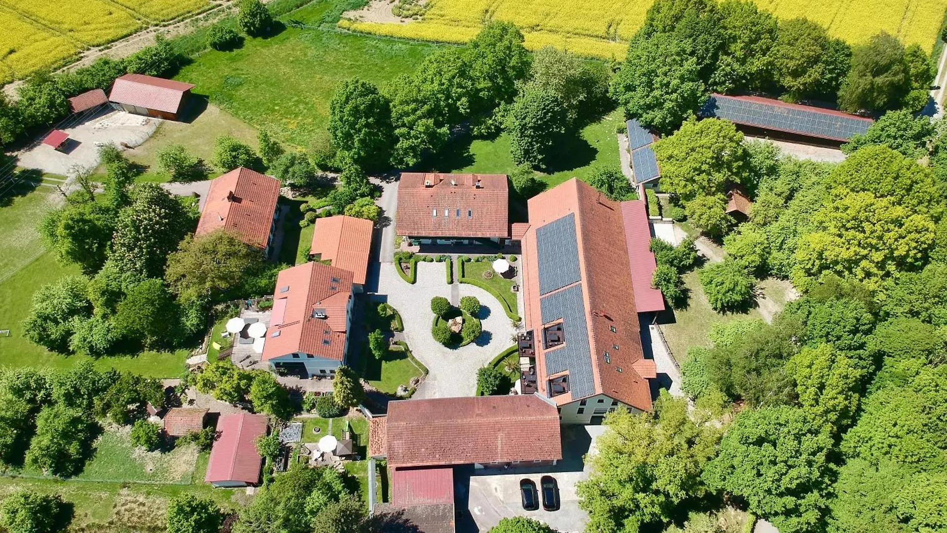 Gut Schwarz-N Hof Ferienwohnungen location